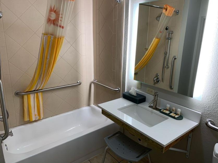 King Room with Bathtub - Mobility/Hearing Accessible - Non-Smoking